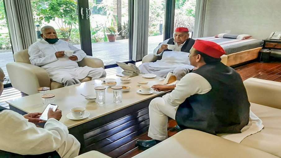 Lalu Prasad Yadav meets Mulayam Singh Yadav Akhilesh tweets मुलायम सिंह यादव से मिले लालू प्रसाद, चा Lalu Prasad Yadav meets Mulayam Singh Yadav Akhilesh tweets मुलायम सिंह यादव से मिले लालू प्रसाद, चा- India TV Hindi