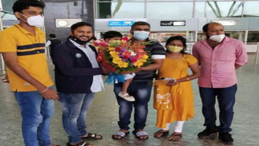 झूठे आरोपों के कारण 19 महीने सऊदी जेल में काटने के बाद कर्नाटक के उडुपी जिले के हरीश बंगेरा वापस स्व झूठे आरोपों के कारण 19 महीने सऊदी जेल में काटने के बाद कर्नाटक के उडुपी जिले के हरीश बंगेरा वापस स्व- India TV Hindi