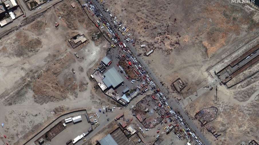 Satellite image shows crowds and traffic at the northern gate of Kabul International Airport.- India TV Hindi