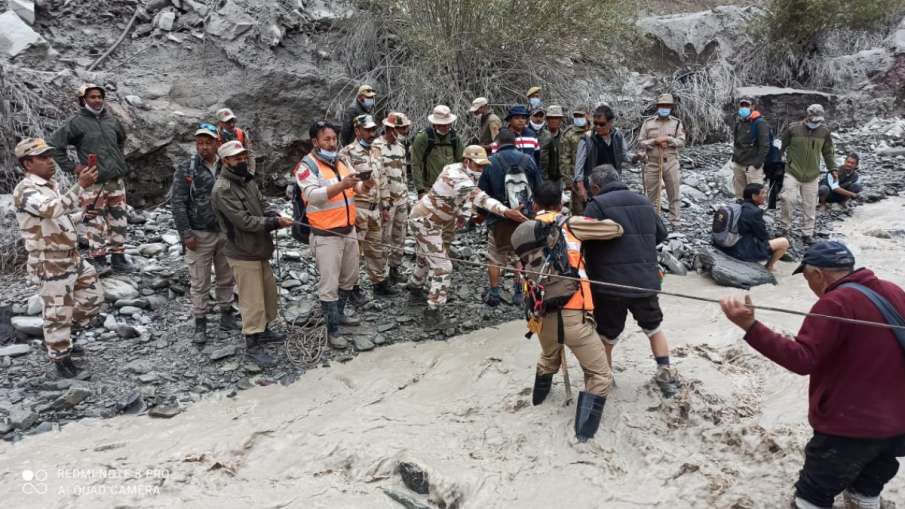 लद्दाख में बादल फटने के बाद लापता हुए थे 17 लोग, सभी को किया गया रेस्क्यू लद्दाख में बादल फटने के बाद लापता हुए थे 17 लोग, सभी को किया गया रेस्क्यू- India TV Hindi
