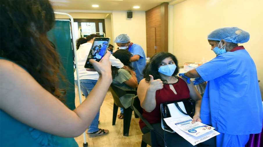 Yogi govt administers nearly 20 lakh doses on Tuesday in mega Covid vaccination drive Yogi govt administers nearly 20 lakh doses on Tuesday in mega Covid vaccination drive- India TV Hindi