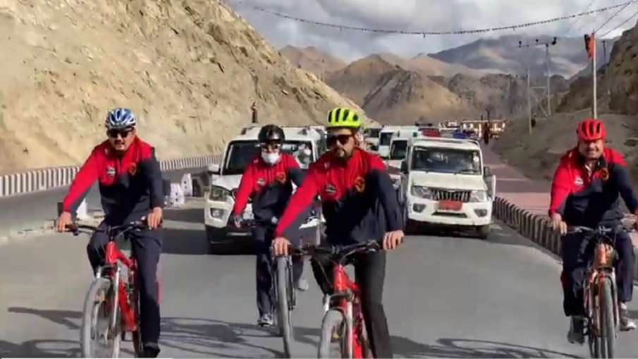 लद्दाख: केंद्रीय मंत्री अनुराग ठाकुर और सांसद नामग्याल ने की साइकिलिंग, रैली के जरिये दिया फिटनेस का लद्दाख: केंद्रीय मंत्री अनुराग ठाकुर और सांसद नामग्याल ने की साइकिलिंग, रैली के जरिये दिया फिटनेस का- India TV Hindi