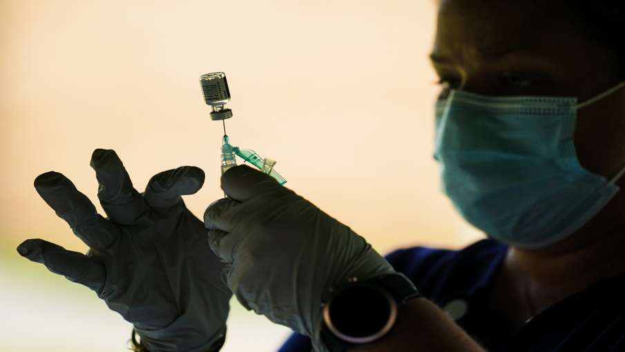 france suspends 3000 health workers for not getting vaccinated फ्रांस ने कोविड वैक्सीन न लगवाने वाले france suspends 3000 health workers for not getting vaccinated फ्रांस ने कोविड वैक्सीन न लगवाने वाले- India TV Hindi