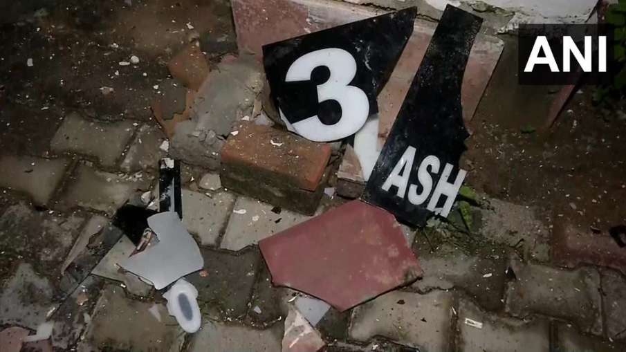 असदुद्दीन ओवैसी के दिल्ली स्थित आवास पर पथराव, पुलिस ने 5 लोगों को हिरासत में लिया असदुद्दीन ओवैसी के दिल्ली स्थित आवास पर पथराव, पुलिस ने 5 लोगों को हिरासत में लिया- India TV Hindi