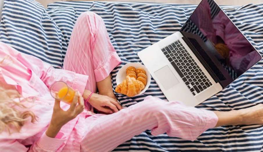 Vastu Tips: बिस्तर पर बैठकर भोजन करने से घर में आती हैं आर्थिक परेशानियां, घटते हैं आय के स्त्रोत Vastu Tips: बिस्तर पर बैठकर भोजन करने से घर में आती हैं आर्थिक परेशानियां, घटते हैं आय के स्त्रोत- India TV Hindi