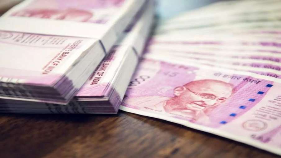 Bihar: Rs 960 crore in accounts of 2 school students, crowd at bank Bihar: Rs 960 crore in accounts of 2 school students, crowd at bank- India TV Hindi