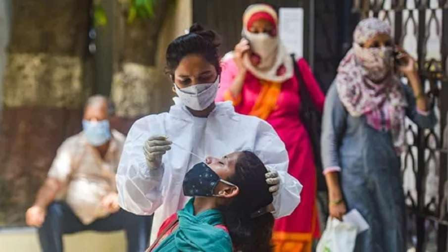5 फीसदी से ज्यादा संक्रमण दर वाले जिलों में बड़े सामूहिक कार्यक्रमों की इजाजत नहीं: केंद्र 5 फीसदी से ज्यादा संक्रमण दर वाले जिलों में बड़े सामूहिक कार्यक्रमों की इजाजत नहीं: केंद्र - India TV Hindi