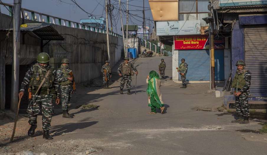 कश्मीर में लोगों के एकत्रित होने पर पाबंदी जारी, मोबाइल इंटरनेट सेवा फिर बंद कश्मीर में लोगों के एकत्रित होने पर पाबंदी जारी, मोबाइल इंटरनेट सेवा फिर बंद- India TV Hindi