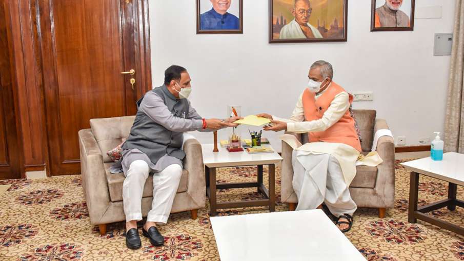 Gujarat Chief Minister Vijay Rupani submits his resignation letter to Governor Acharya Devvrat at Ra Gujarat Chief Minister Vijay Rupani submits his resignation letter to Governor Acharya Devvrat at Ra- India TV Hindi