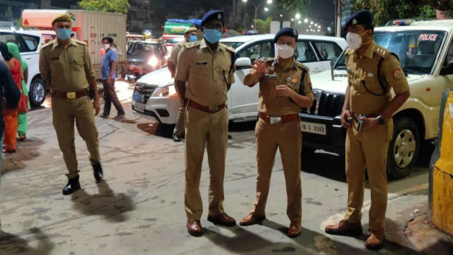 नोएडा पुलिस ने चलाया चेकिंग अभियान, संदिग्ध वाहनों और लोगों की ली गई तलाशी नोएडा पुलिस ने चलाया चेकिंग अभियान, संदिग्ध वाहनों और लोगों की ली गई तलाशी- India TV Hindi