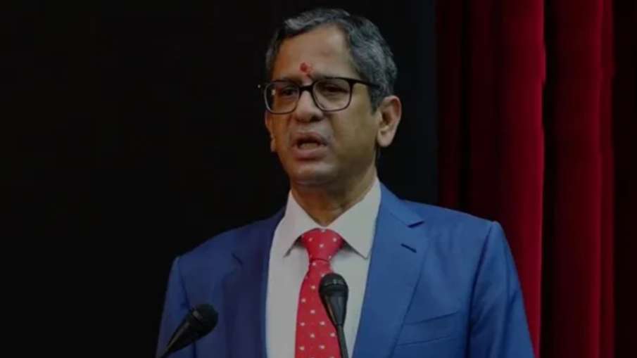 न्यायालय ने बड़ी कठिनाई से पीठ में महिलाओं का महज 11% प्रतिनिधित्व हासिल किया: CJI न्यायालय ने बड़ी कठिनाई से पीठ में महिलाओं का महज 11% प्रतिनिधित्व हासिल किया: CJI- India TV Hindi