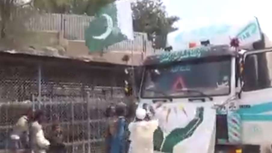 Taliban, Taliban Snatched Pakistan Flag, Taliban Pakistan Flag, Pakistan Flag Video Viral Taliban, Taliban Snatched Pakistan Flag, Taliban Pakistan Flag, Pakistan Flag Video Viral- India TV Hindi
