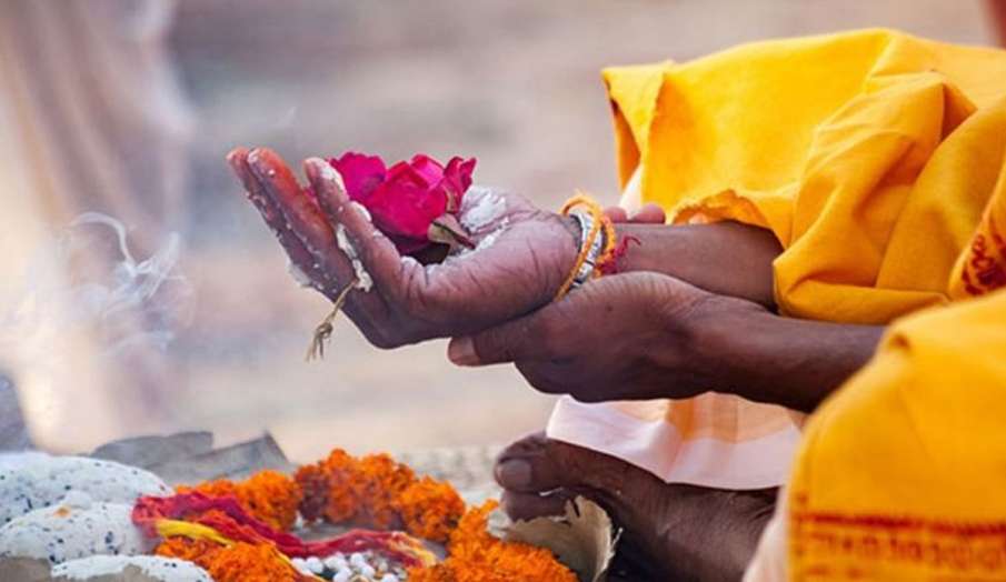 तर्पण करने की विधि तर्पण करने की विधि- India TV Hindi