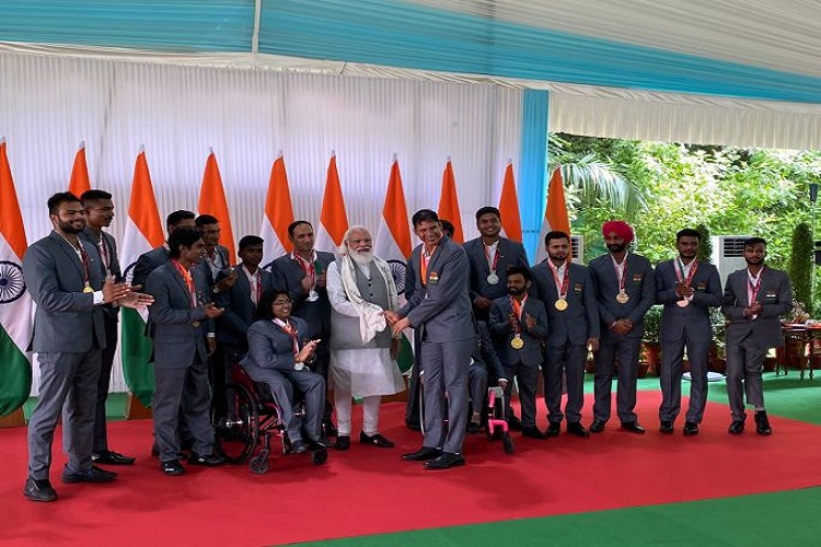 PM Modi met the Indian contingent who participated in the 2020 Tokyo Paralympics PM Modi met the Indian contingent who participated in the 2020 Tokyo Paralympics- India TV Hindi