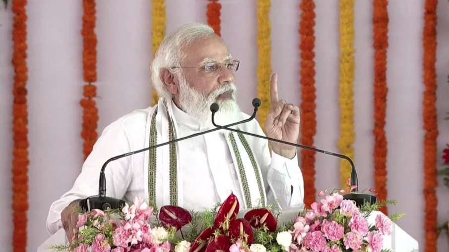 पीएम मोदी ने 'थपथपाई' सीएम योगी की पीठ, कहा-यूपी में अपराध करने से पहले 100 बार सोचता है अपराधी पीएम मोदी ने 'थपथपाई' सीएम योगी की पीठ, कहा-यूपी में अपराध करने से पहले 100 बार सोचता है अपराधी- India TV Hindi