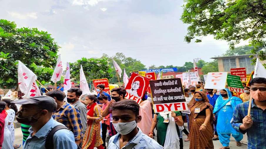 Communist youth organization protest against kejriwal government for jobs केजरीवाल के घर के बाहर वाम Communist youth organization protest against kejriwal government for jobs केजरीवाल के घर के बाहर वाम- India TV Hindi
