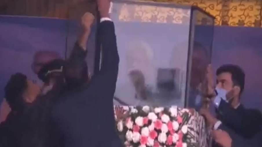 Amit Shah asks to remove bullet proof mirror then addresses people of kashmir जम्मू-कश्मीर: मंच पर प Amit Shah asks to remove bullet proof mirror then addresses people of kashmir जम्मू-कश्मीर: मंच पर प- India TV Hindi