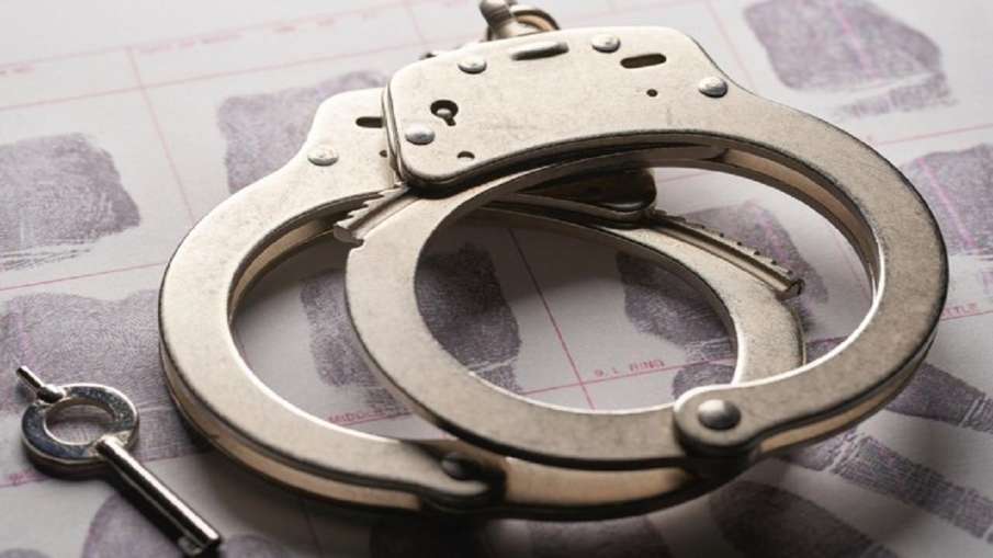 Female police officer arrested for cheating with government employee wife सरकारी कर्मचारी की पत्नी स Female police officer arrested for cheating with government employee wife सरकारी कर्मचारी की पत्नी स- India TV Hindi