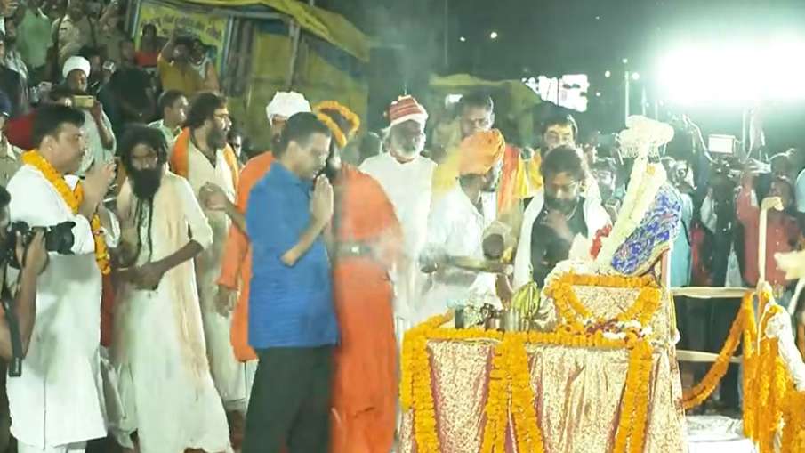 Delhi CM Arvind Kejriwal performs Saryu Aarti in Ayodhya Delhi CM Arvind Kejriwal performs Saryu Aarti in Ayodhya- India TV Hindi