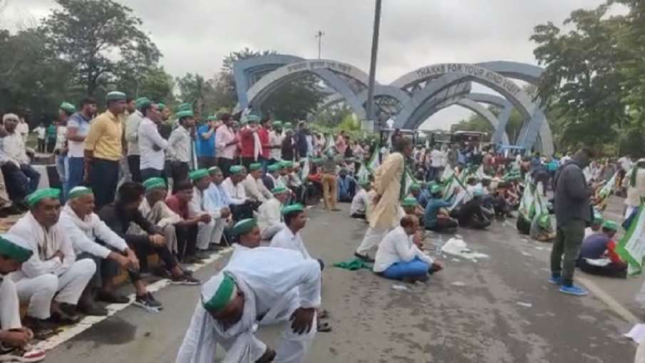 रेल रोको आंदोलन: किसानों ने बंद कर दिया था चिल्ला बॉर्डर, नोएडा एक्सप्रेस वे लगा भीषण जाम रेल रोको आंदोलन: किसानों ने बंद कर दिया था चिल्ला बॉर्डर, नोएडा एक्सप्रेस वे लगा भीषण जाम- India TV Hindi