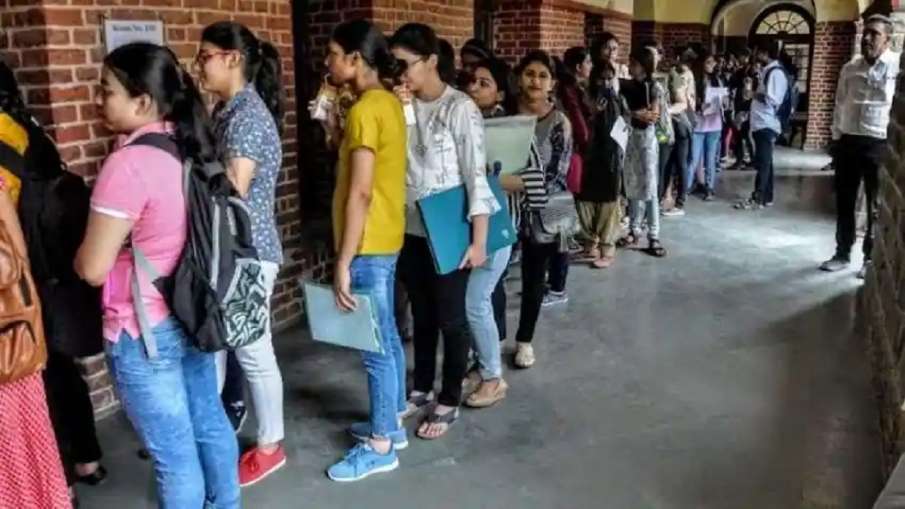 दिल्ली विश्वविद्यालय के कुछ कॉलेजों ने दूसरी कट-ऑफ सूची जारी की, अंक 0.25 से 1.5 प्रतिशत घटे दिल्ली विश्वविद्यालय के कुछ कॉलेजों ने दूसरी कट-ऑफ सूची जारी की, अंक 0.25 से 1.5 प्रतिशत घटे - India TV Hindi