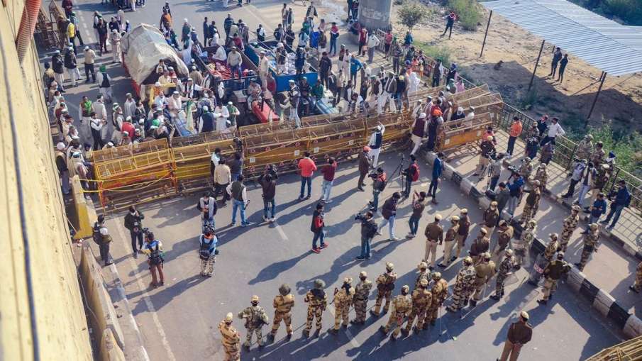 गाजीपुर बॉर्डर: सर्विस रोड खाली कर रहे हैं किसान, राकेश टिकैत बोले- अब दिल्ली जाएंगे गाजीपुर बॉर्डर: सर्विस रोड खाली कर रहे हैं किसान, राकेश टिकैत बोले- अब दिल्ली जाएंगे- India TV Hindi