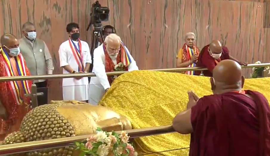 PM Narendra Modi offers chiver to Lord Buddha at Mahaparinirvana Temple PM Narendra Modi offers chiver to Lord Buddha at Mahaparinirvana Temple- India TV Hindi