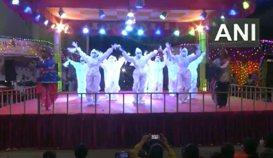 Girls in PPE kits performed Garba dance in Rajkot Gujarat on the occasion of Navratri watch viral vi Girls in PPE kits performed Garba dance in Rajkot Gujarat on the occasion of Navratri watch viral vi- India TV Hindi