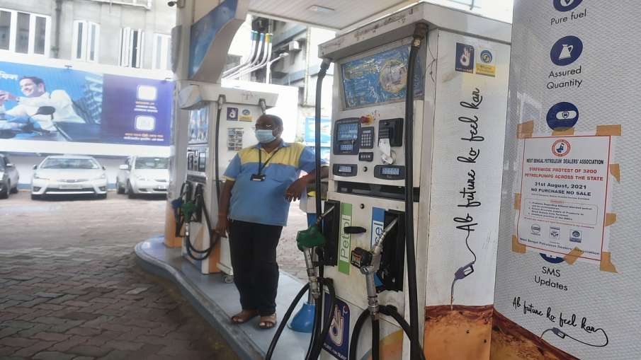 Petrol Diesel price today check rates in Delhi Mumbai Patna Lucknow 24 Oct Petrol Diesel Price: पेट् Petrol Diesel price today check rates in Delhi Mumbai Patna Lucknow 24 Oct Petrol Diesel Price: पेट्- India TV Paisa