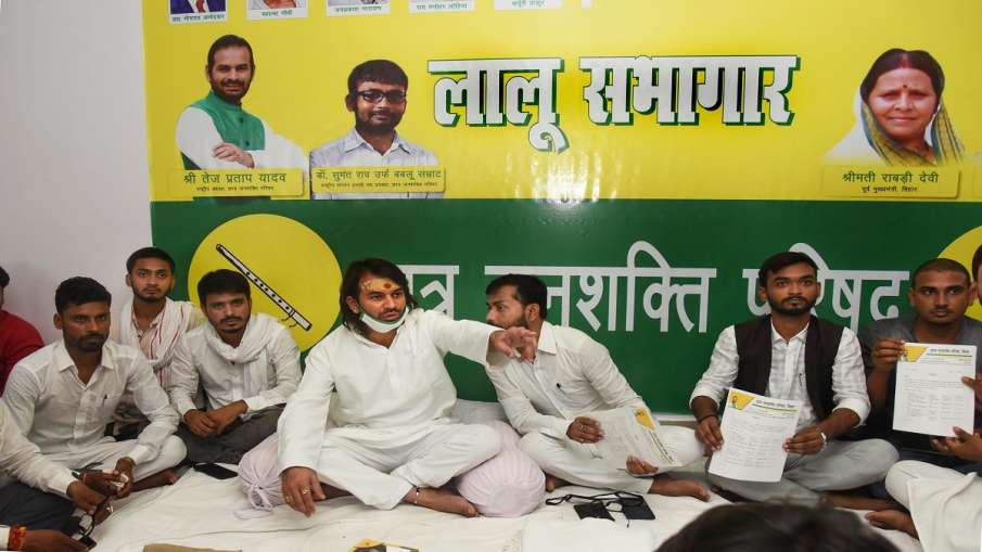 Tej Pratap says let my father come to patna will expose many in party पापा को पटना आने दो पार्टी में Tej Pratap says let my father come to patna will expose many in party पापा को पटना आने दो पार्टी में- India TV Hindi