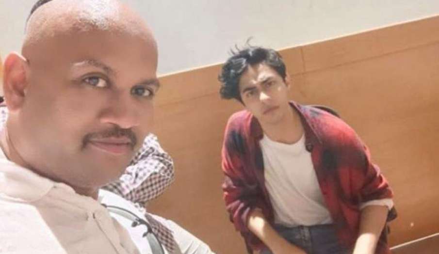 NCB clarifies that man in this picture with Aryan Khan is not an officer or employee of NCB NCB clarifies that man in this picture with Aryan Khan is not an officer or employee of NCB- India TV Hindi