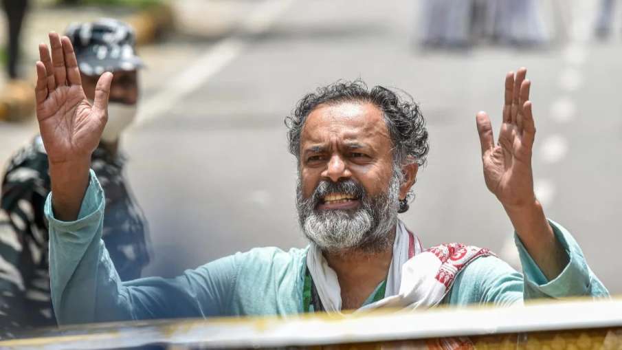 Meeting BJP worker’s family was an act of ‘humanity’, says Yogendra Yadav Meeting BJP worker’s family was an act of ‘humanity’, says Yogendra Yadav- India TV Hindi