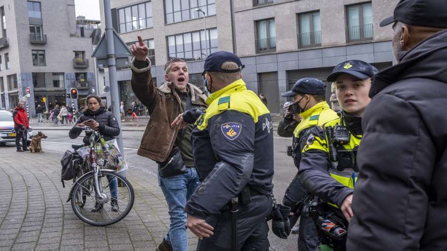Netherland people protests against new lockdown after surge in covid cases Covid संक्रमण फैलने पर लग Netherland people protests against new lockdown after surge in covid cases Covid संक्रमण फैलने पर लग- India TV Hindi