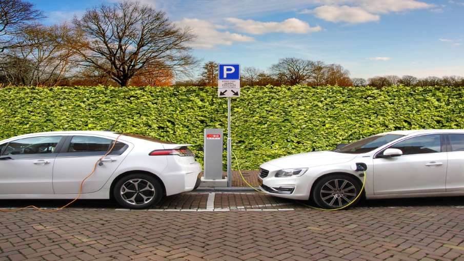Oil PSUs to set up 22000 EV charging stations Oil PSUs to set up 22000 EV charging stations- India TV Paisa