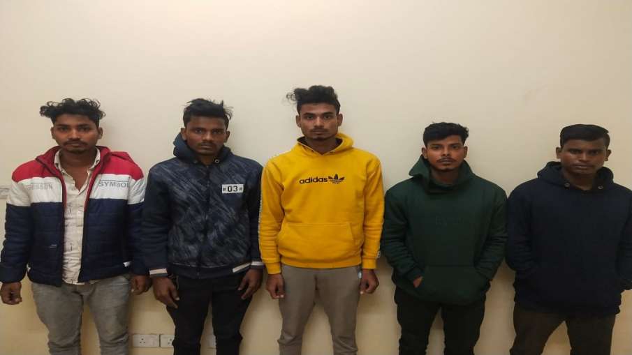 बैंक का कस्टमर केयर नंबर इंटरनेट पर सर्च कर कॉल मिलाने वाले सावधान! ठगी करने वाले बड़े मॉड्यूल का भंड बैंक का कस्टमर केयर नंबर इंटरनेट पर सर्च कर कॉल मिलाने वाले सावधान! ठगी करने वाले बड़े मॉड्यूल का भंड- India TV Hindi