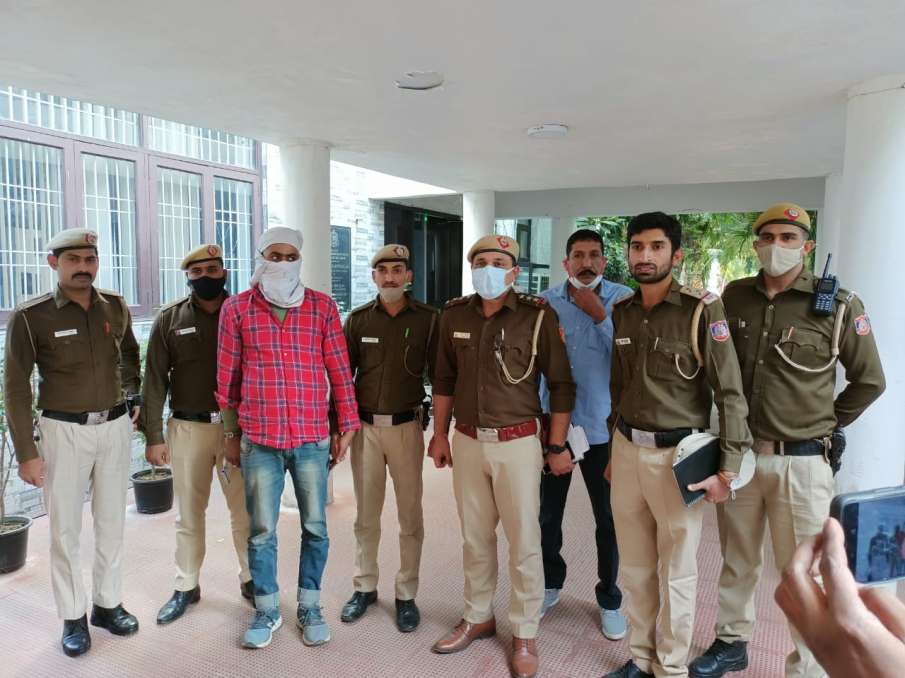 Delhi Police nabs criminal involved in cases of snatching Delhi Police nabs criminal involved in cases of snatching- India TV Hindi