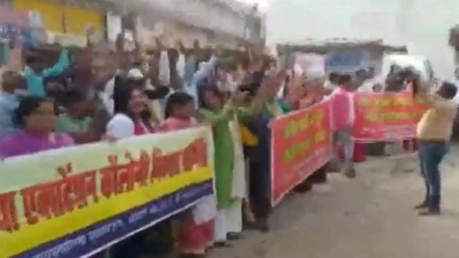 laughter protest in arvind nagar bhopal demanding construction of road watch video अनोखा विरोध प्रदर laughter protest in arvind nagar bhopal demanding construction of road watch video अनोखा विरोध प्रदर- India TV Hindi
