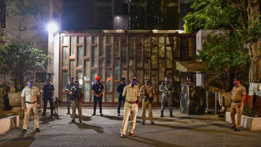 मुकेश अंबानी के घर का पता पूछ रहे थे कुछ 'संदिग्ध', पुलिस ने बढ़ाई एंटीलिया की सुरक्षा मुकेश अंबानी के घर का पता पूछ रहे थे कुछ 'संदिग्ध', पुलिस ने बढ़ाई एंटीलिया की सुरक्षा- India TV Hindi