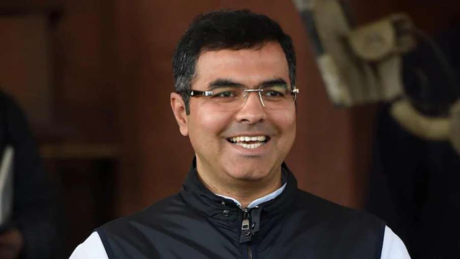 दिल्ली: CM केजरीवाल को चुनौती देकर छठ मनाने ITO घाट पहुंचे प्रवेश वर्मा, कल ही कहा था- 'दम है तो रोक दिल्ली: CM केजरीवाल को चुनौती देकर छठ मनाने ITO घाट पहुंचे प्रवेश वर्मा, कल ही कहा था- 'दम है तो रोक- India TV Hindi