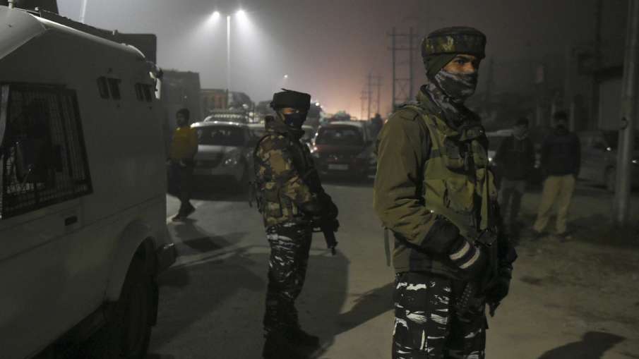 J&K: कुलगाम में सुरक्षाबलों ने मार गिराए TRF कमांडर समेत पांच आतंकी, मुठभेड़ जारी J&K: कुलगाम में सुरक्षाबलों ने मार गिराए TRF कमांडर समेत पांच आतंकी, मुठभेड़ जारी- India TV Hindi
