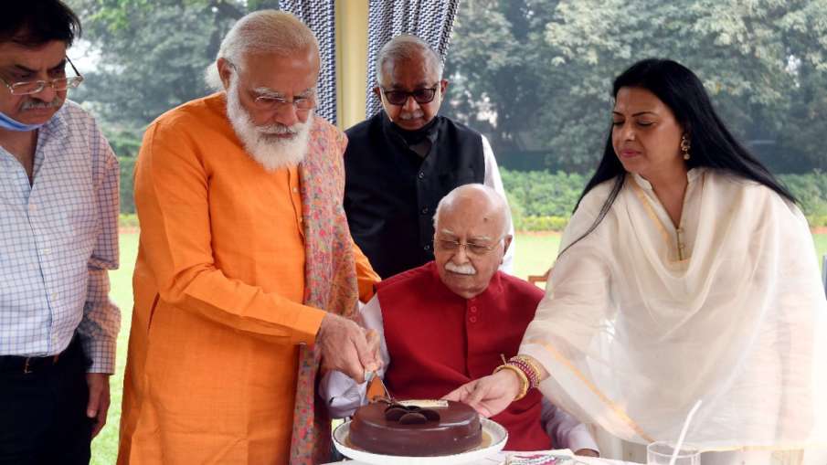 2020 में आडवाणी का जन्मदिन मनाते मोदी 2020 में आडवाणी का जन्मदिन मनाते मोदी- India TV Hindi