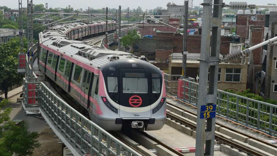 Delhi Metro DTC Buses Kejriwal Govt seeks permission for travelers to stand while journey दिल्ली सरक Delhi Metro DTC Buses Kejriwal Govt seeks permission for travelers to stand while journey दिल्ली सरक- India TV Hindi