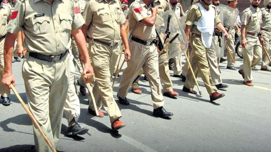 गुजरात में पुलिस... गुजरात में पुलिस...- India TV Hindi