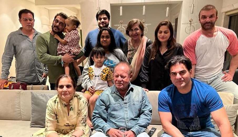 salman khan shares family picture on father salim khan birthday salman khan shares family picture on father salim khan birthday- India TV Hindi