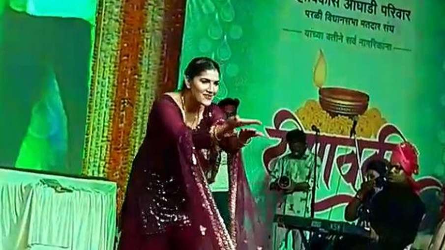 Sapna Chaudhary dance program on diwali BJP attacks Dhananjay Munde ठाकरे के मंत्री ने दीपावली पर कर Sapna Chaudhary dance program on diwali BJP attacks Dhananjay Munde ठाकरे के मंत्री ने दीपावली पर कर- India TV Hindi