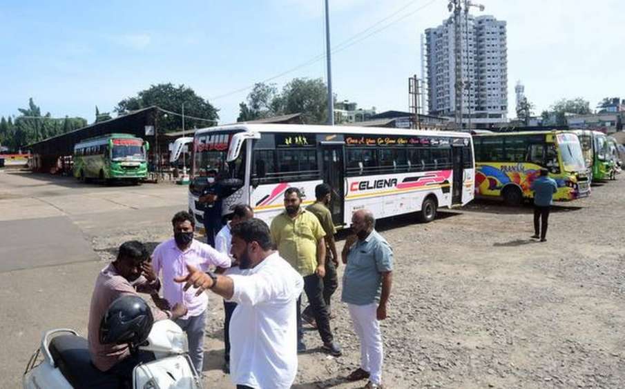 Bus passengers - India TV Paisa