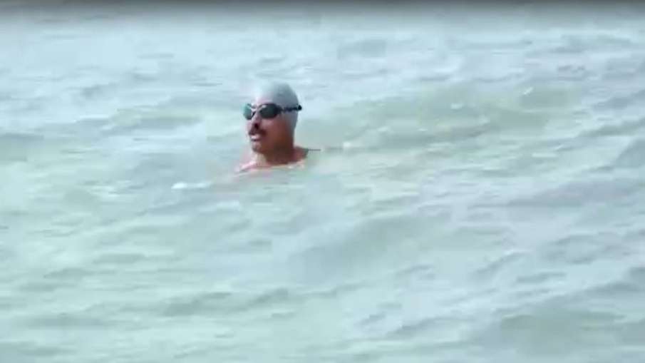 Swimming in the Arabian Sea for 5 hours by tying hands and feet - India TV