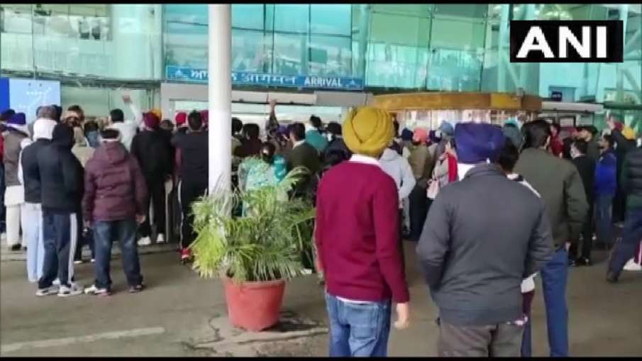 इटली से अमृतसर आयी फ्लाइट में 125 यात्री कोरोना संक्रमित मिले, मचा हड़कंप- India TV Hindi