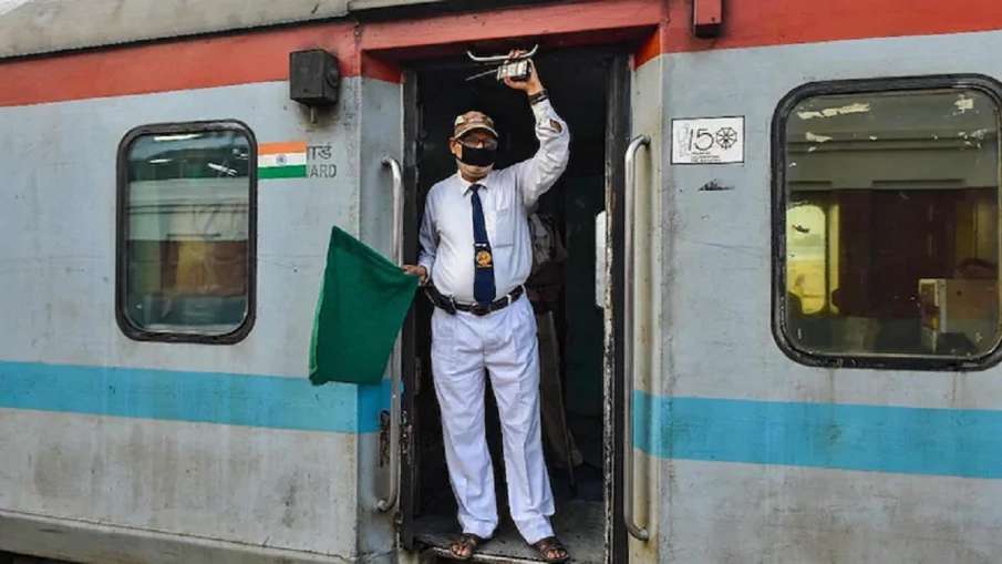Indian Railways News: ट्रेन के गार्ड अब कहलाएंगे ट्रेन मैनेजर, रेलवे ने लिया फैसला- India TV Hindi