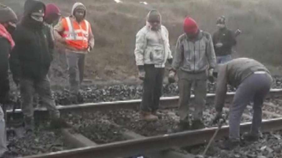 नक्सलियों ने रेलवे ट्रेक को बनाया निशाना- India TV Hindi